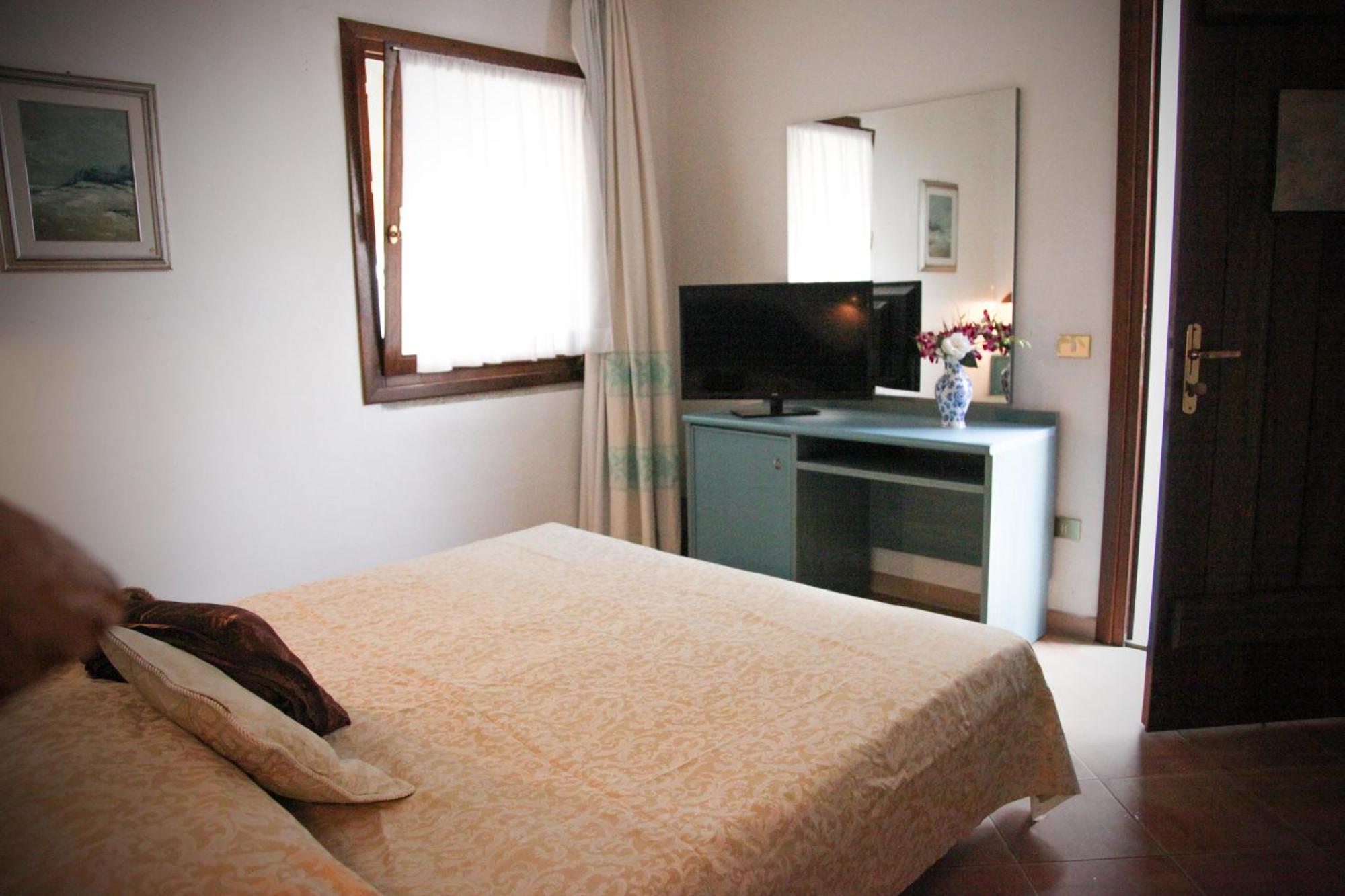 Hotel Micalosu Cannigione Room photo